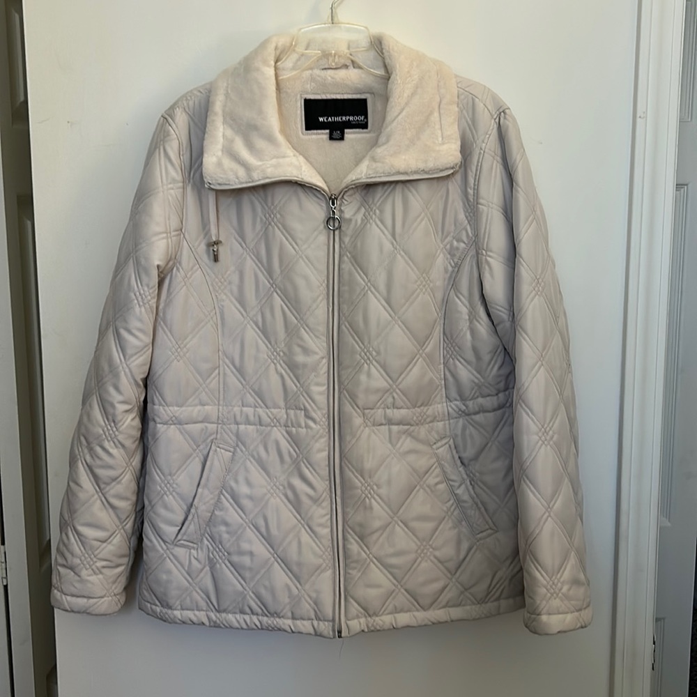 Weatherproof woven quilted Sherpa lined Cream fleece jacket size large
